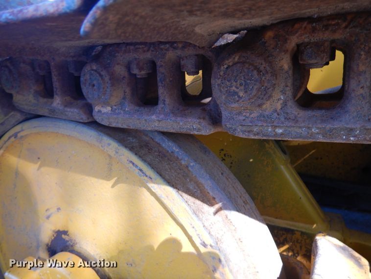 image for item JQ9260 1986 John Deere 450E  dozer