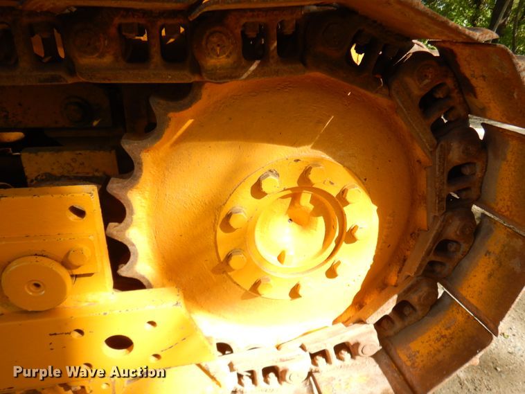 image for item JQ9260 1986 John Deere 450E  dozer