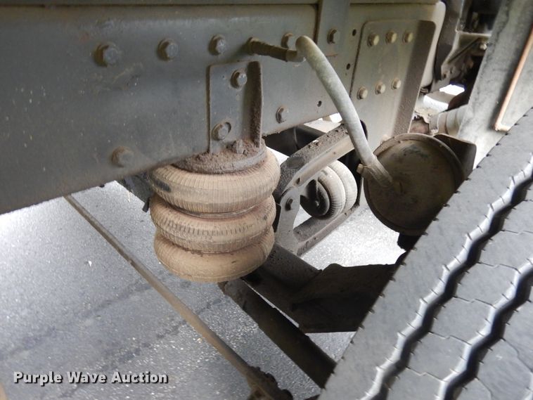 image for item JQ9261 2000 Peterbilt 379  dump truck