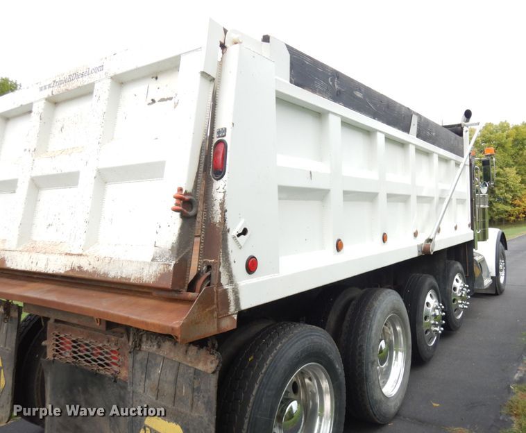 image for item JQ9261 2000 Peterbilt 379  dump truck