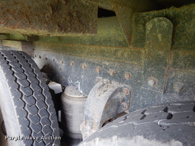 image for item JQ9261 2000 Peterbilt 379  dump truck