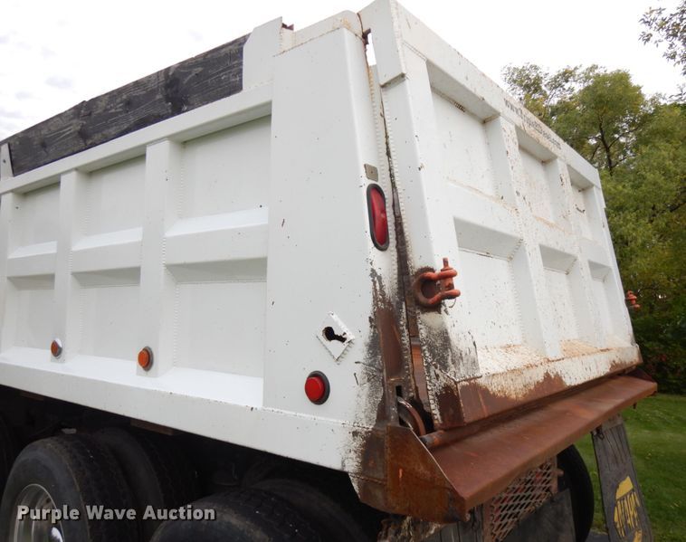 image for item JQ9261 2000 Peterbilt 379  dump truck