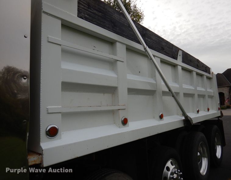 image for item JQ9261 2000 Peterbilt 379  dump truck