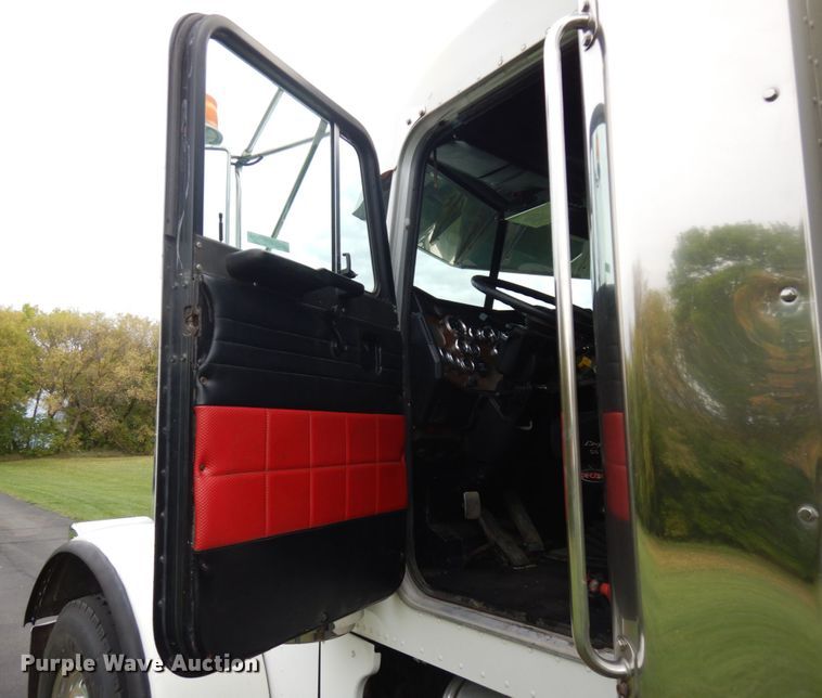 image for item JQ9261 2000 Peterbilt 379  dump truck