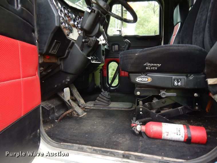 image for item JQ9261 2000 Peterbilt 379  dump truck