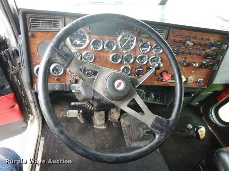 image for item JQ9261 2000 Peterbilt 379  dump truck