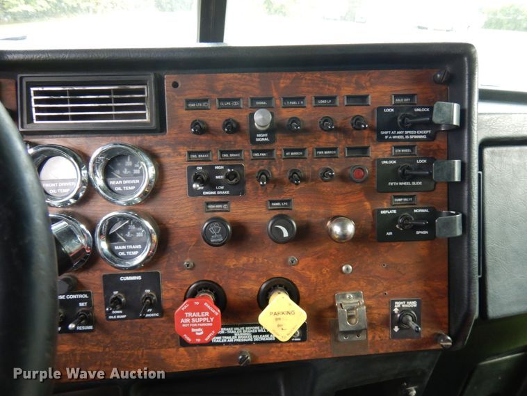 image for item JQ9261 2000 Peterbilt 379  dump truck