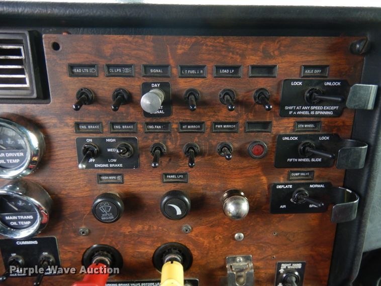 image for item JQ9261 2000 Peterbilt 379  dump truck