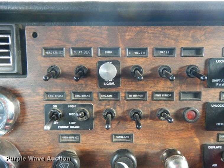 image for item JQ9261 2000 Peterbilt 379  dump truck