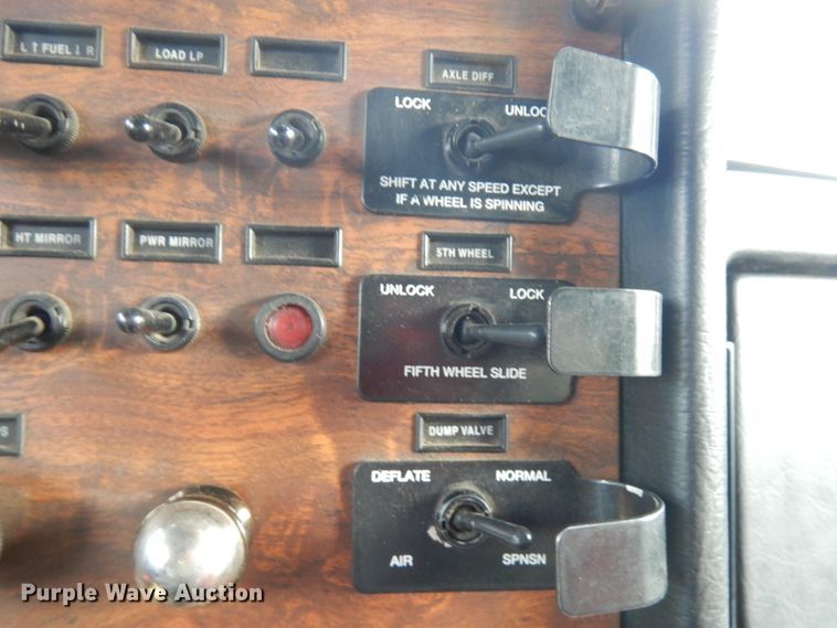 image for item JQ9261 2000 Peterbilt 379  dump truck