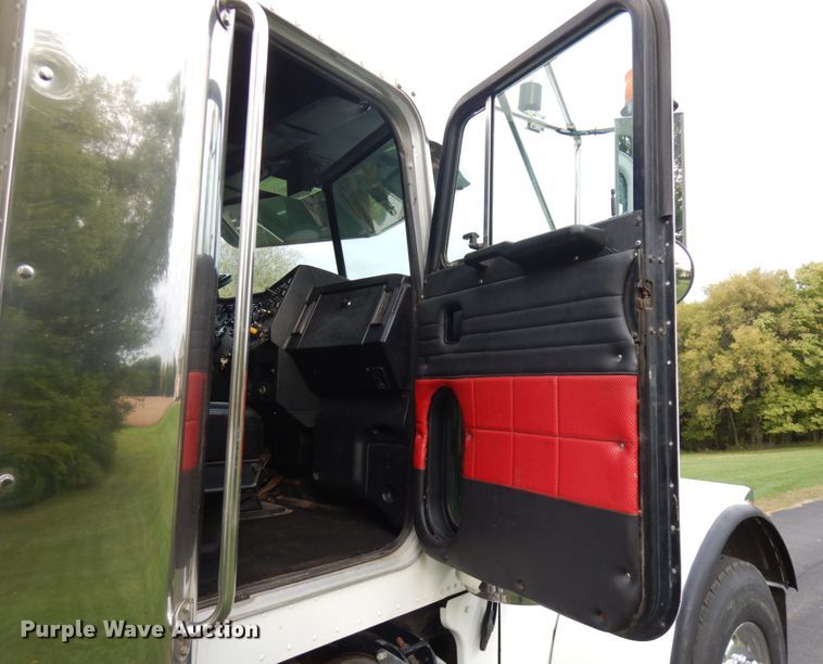 image for item JQ9261 2000 Peterbilt 379  dump truck