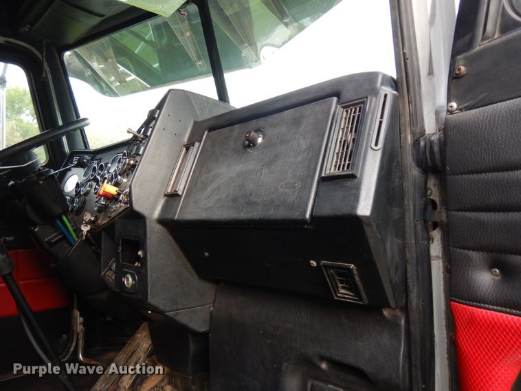 image for item JQ9261 2000 Peterbilt 379  dump truck