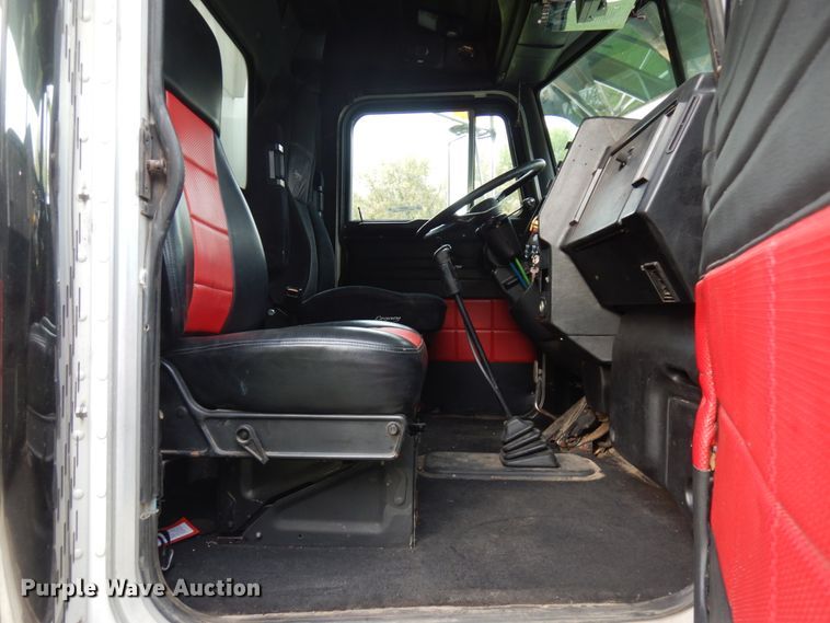 image for item JQ9261 2000 Peterbilt 379  dump truck