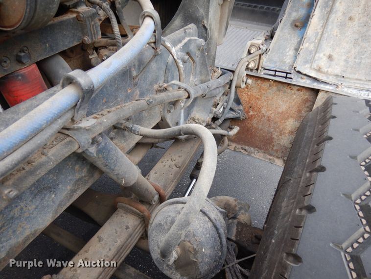 image for item JQ9261 2000 Peterbilt 379  dump truck