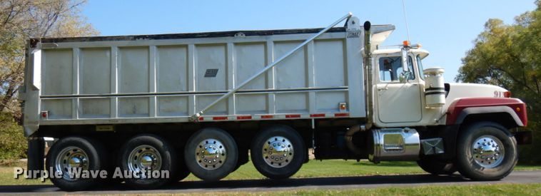 image for item JQ9266 1997 Mack RD688S  dump truck
