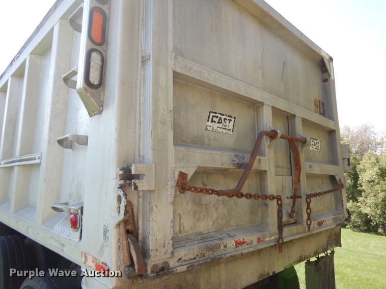 image for item JQ9266 1997 Mack RD688S  dump truck