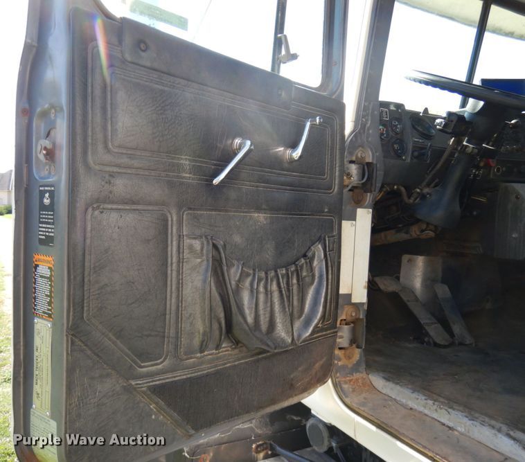 image for item JQ9266 1997 Mack RD688S  dump truck