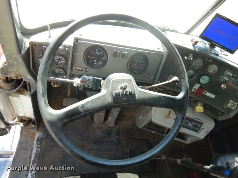 image for item JQ9266 1997 Mack RD688S  dump truck