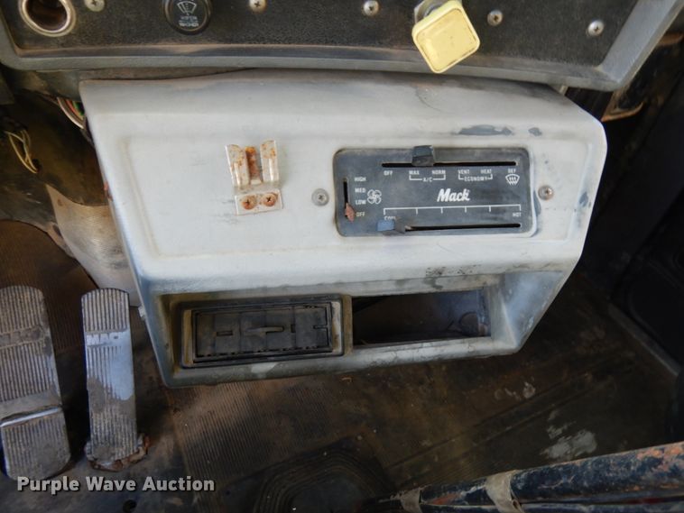 image for item JQ9266 1997 Mack RD688S  dump truck