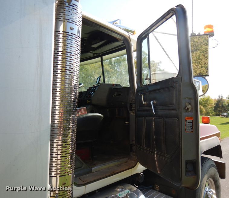 image for item JQ9266 1997 Mack RD688S  dump truck