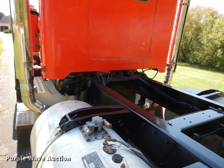 image for item JQ9267 1989 Peterbilt 379  semi truck