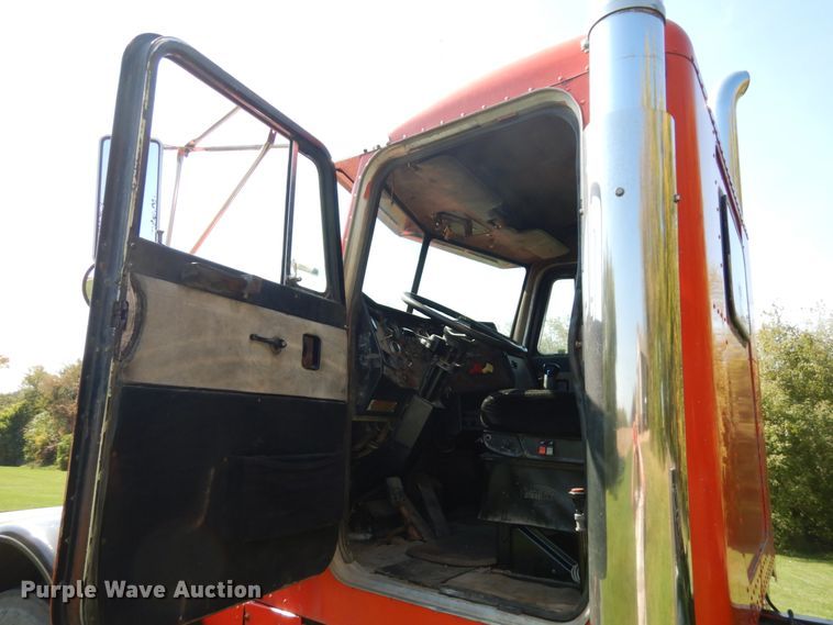 image for item JQ9267 1989 Peterbilt 379  semi truck