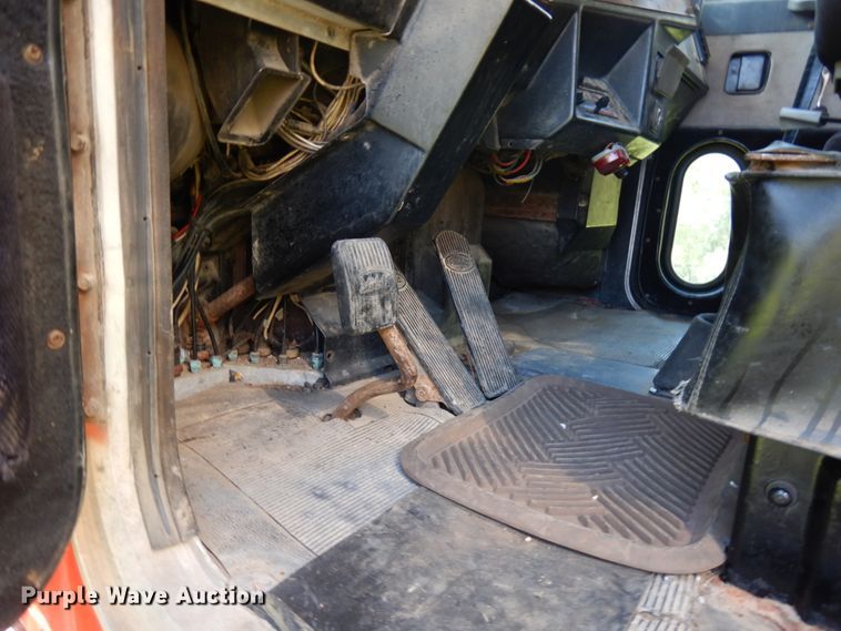 image for item JQ9267 1989 Peterbilt 379  semi truck