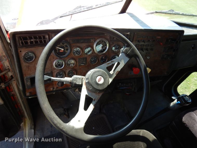 image for item JQ9267 1989 Peterbilt 379  semi truck