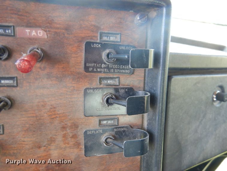 image for item JQ9267 1989 Peterbilt 379  semi truck