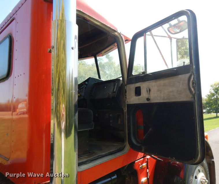 image for item JQ9267 1989 Peterbilt 379  semi truck