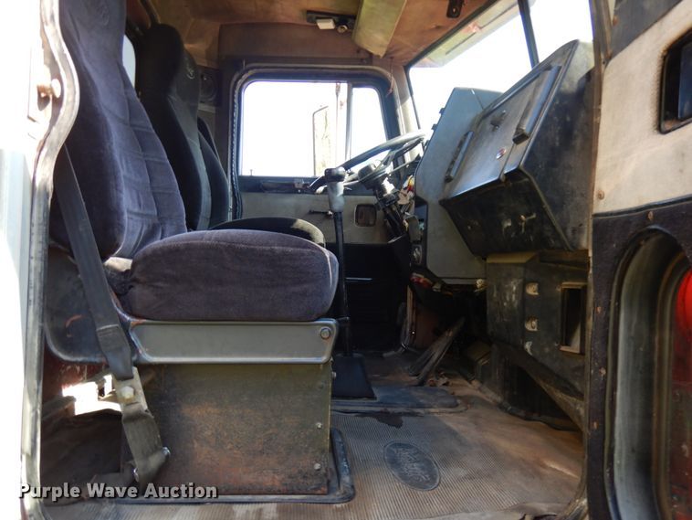 image for item JQ9267 1989 Peterbilt 379  semi truck