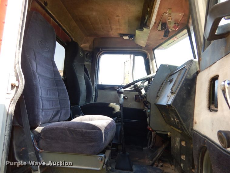 image for item JQ9267 1989 Peterbilt 379  semi truck