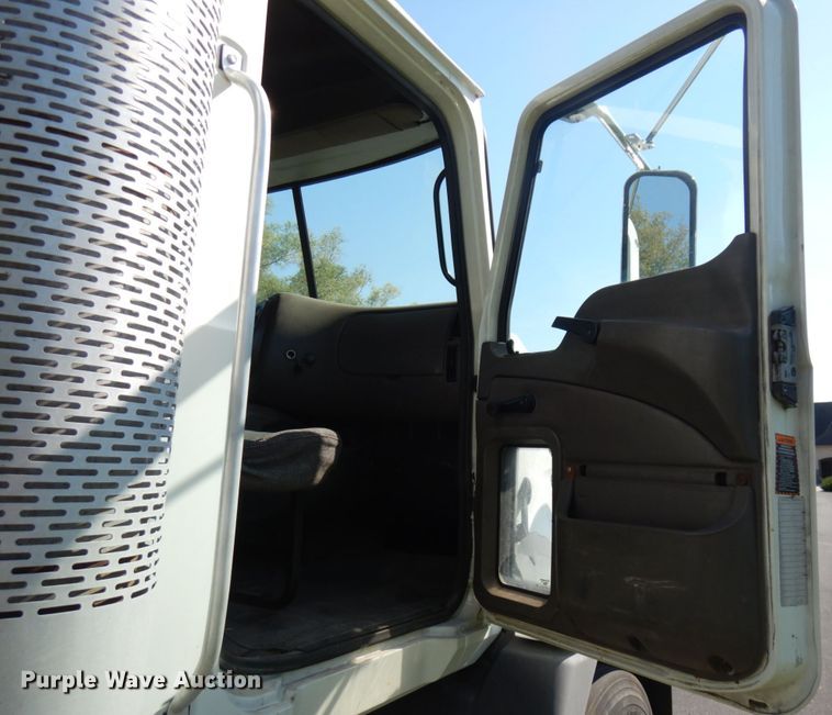 image for item JQ9270 2006 Mack CXN612  semi truck