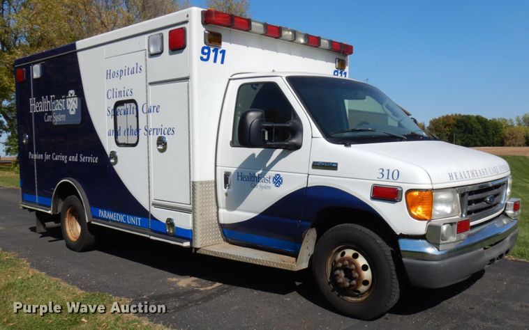 image for item JQ9271 2004 Ford E450  ambulance