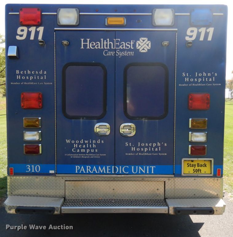 image for item JQ9271 2004 Ford E450  ambulance