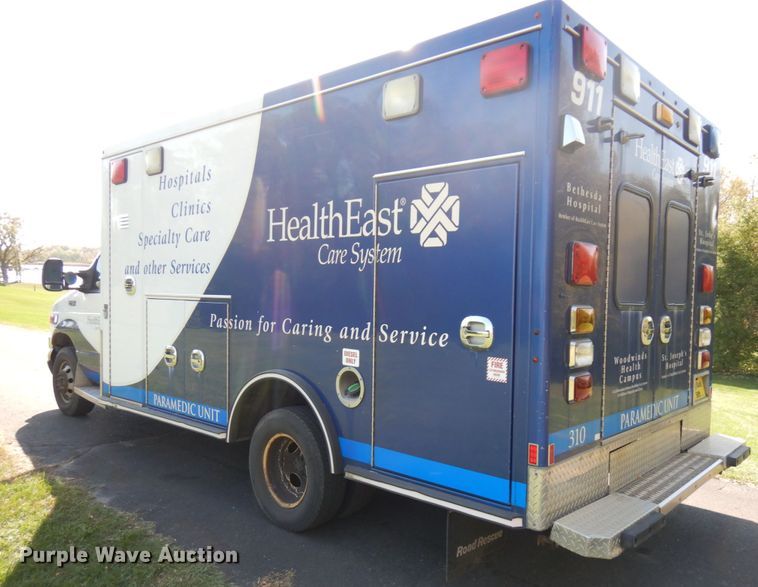 image for item JQ9271 2004 Ford E450  ambulance