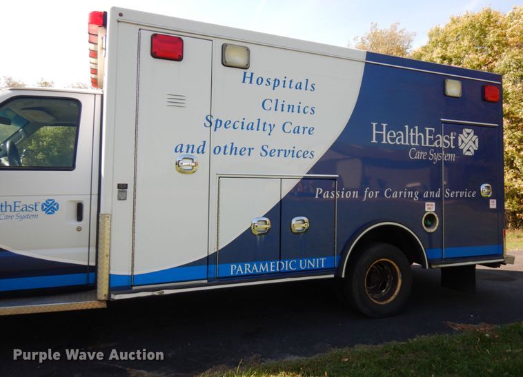 image for item JQ9271 2004 Ford E450  ambulance