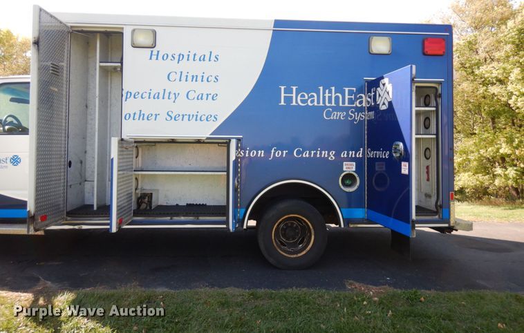 image for item JQ9271 2004 Ford E450  ambulance