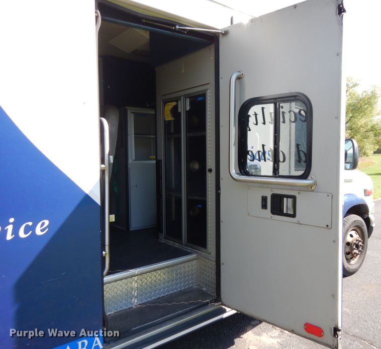 image for item JQ9271 2004 Ford E450  ambulance