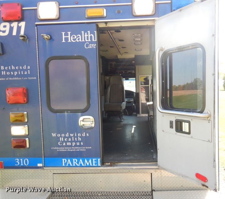 image for item JQ9271 2004 Ford E450  ambulance