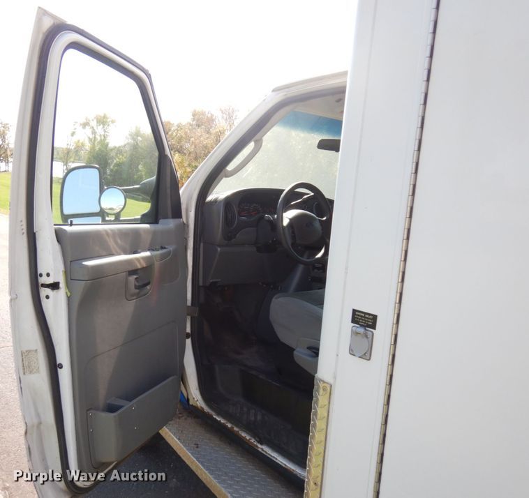 image for item JQ9271 2004 Ford E450  ambulance