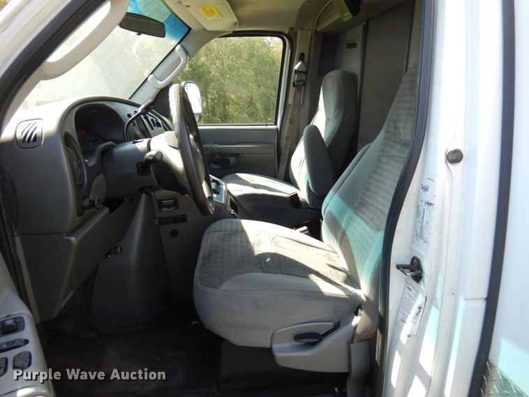 image for item JQ9271 2004 Ford E450  ambulance