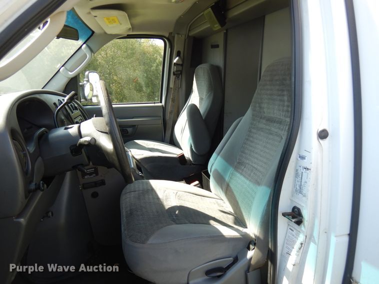 image for item JQ9271 2004 Ford E450  ambulance