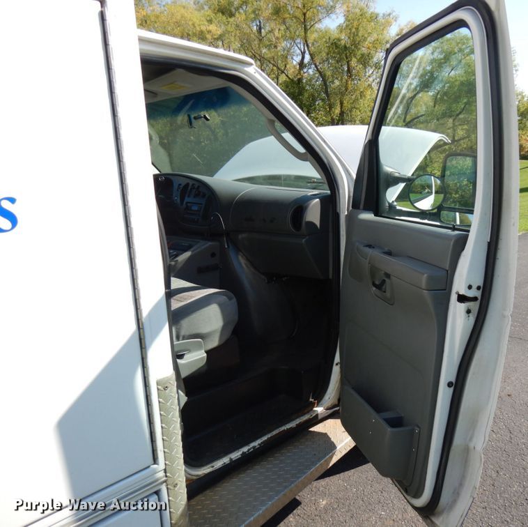 image for item JQ9271 2004 Ford E450  ambulance