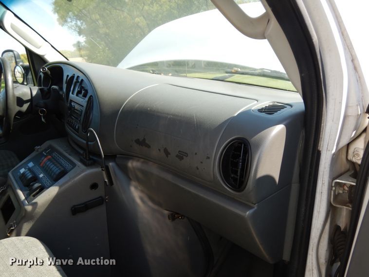 image for item JQ9271 2004 Ford E450  ambulance