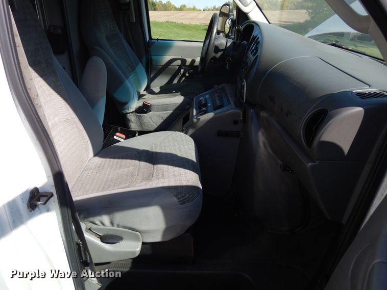 image for item JQ9271 2004 Ford E450  ambulance