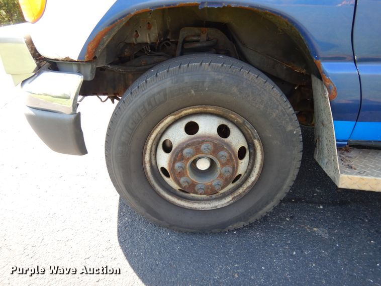 image for item JQ9271 2004 Ford E450  ambulance