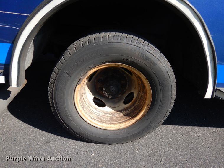 image for item JQ9271 2004 Ford E450  ambulance