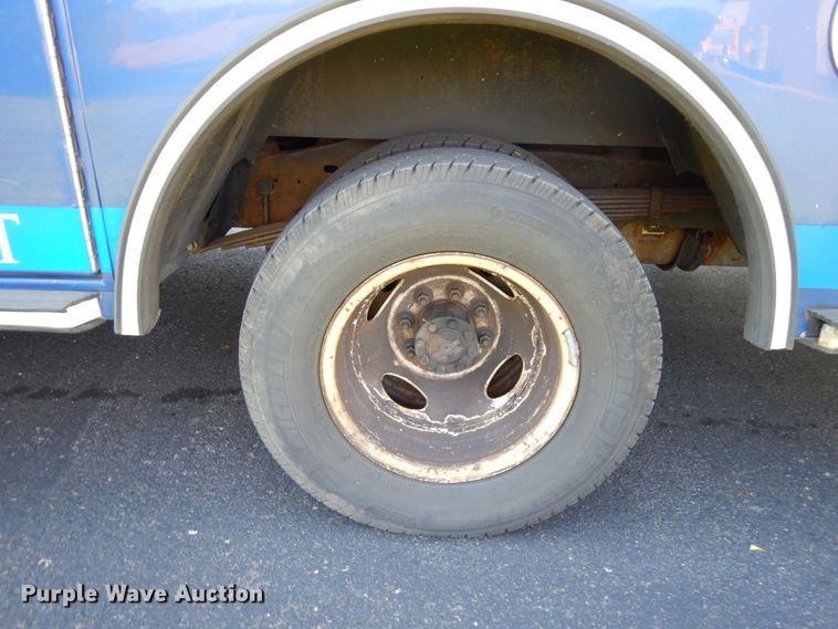 image for item JQ9271 2004 Ford E450  ambulance