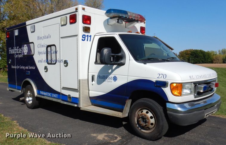 image for item JQ9272 2003 Ford E450  ambulance